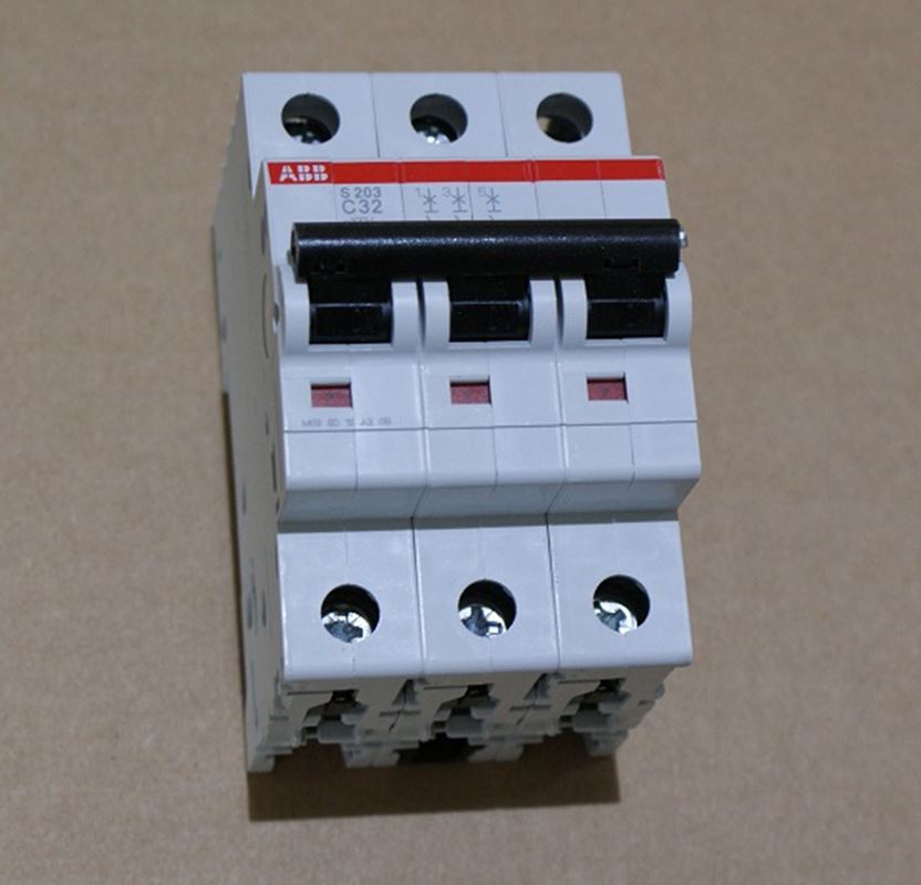 1St. ABB S203-C32 2CDS253001R0324 LS-Schalter 3pol. C 32A Sicherung Automat 1St. ABB S203-C32 2CDS253001R0324 LS-Schalter 3pol. C 32A Sicherung Automat...